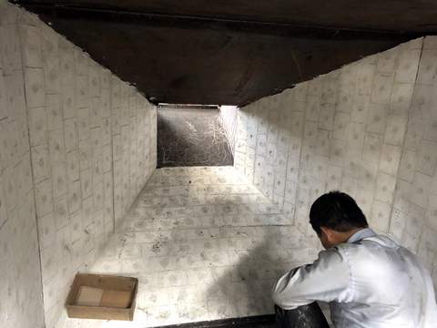 Colocación de baldosas cerámicas en curso
