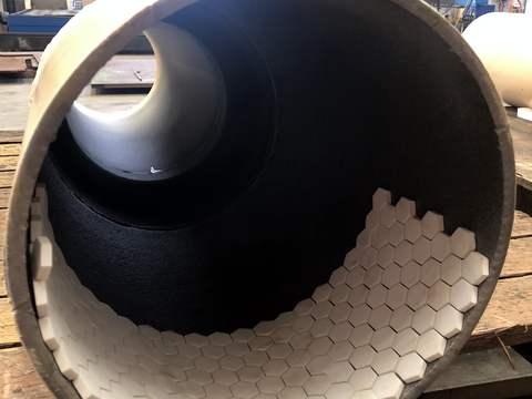 Tubo revestido con baldosas cerámicas — interior