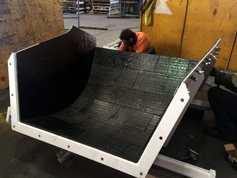 Kit de revestimiento de caja de camión en montaje