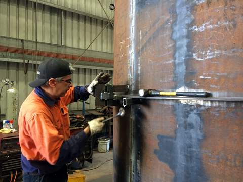 Soldadura y ajuste dentro de una gran fabricación